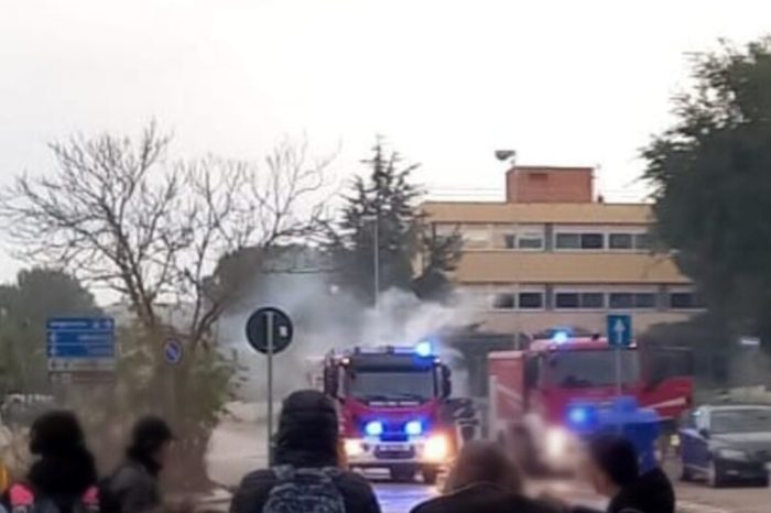 Bari - Bus scolastico prende fuoco. Passeggeri messi in salvo
