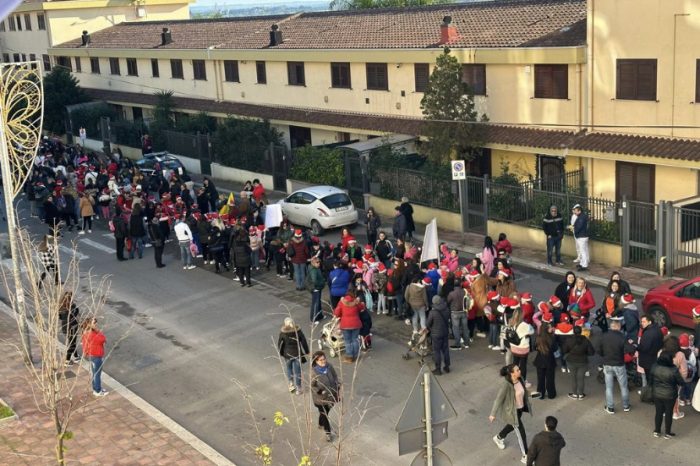 Taranto - La marcia natalizia per l’I.C. Galileo ai Tamburi