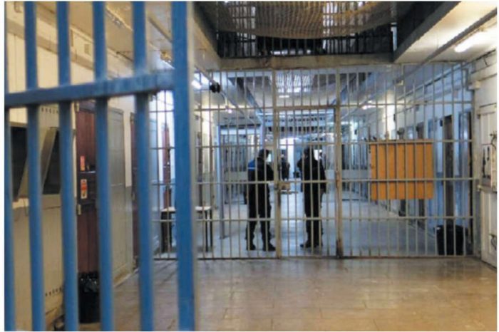 Bari - Sbarre a cancelli da attraversare: Teatro in carcere