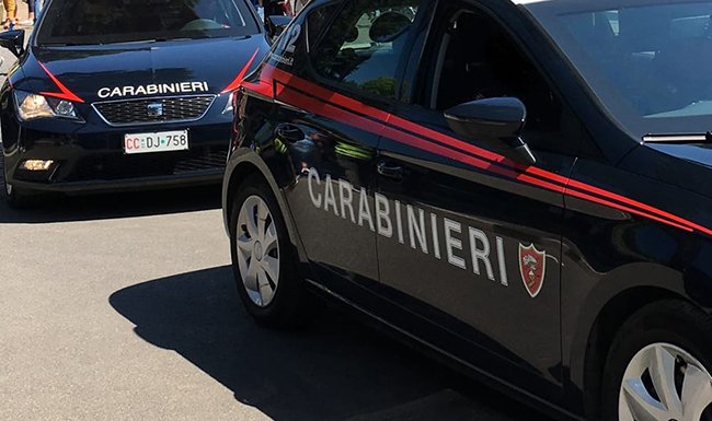 Aggressione in strada: intervento decisivo di una Carabiniera salva la donna
