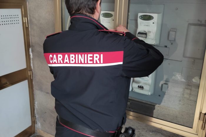 TARANTO - La luce era "gratis". I carabinieri denunciano 57 persone.