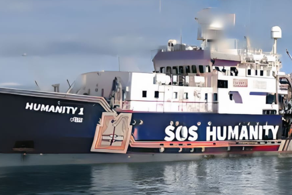 Nave SOS Humanity attracata al porto di Bari