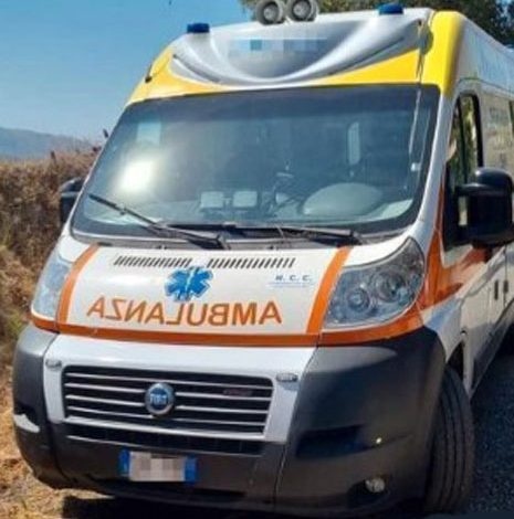 Ambulanza fuori da un'azienda metalmeccanica