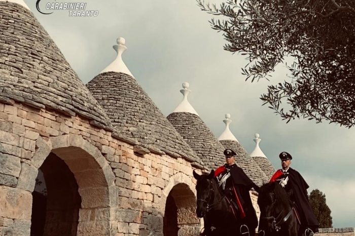 Taranto - Carabinieri a cavallo per pattugliare le aree impercorribili del territorio, per le festività in sicurezza.