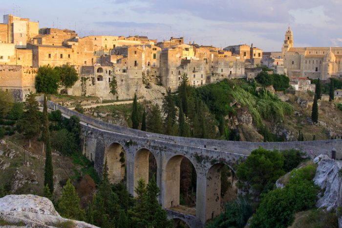 Gravina in Puglia - Presunto suicidio, donna cade dal ponte acquedotto