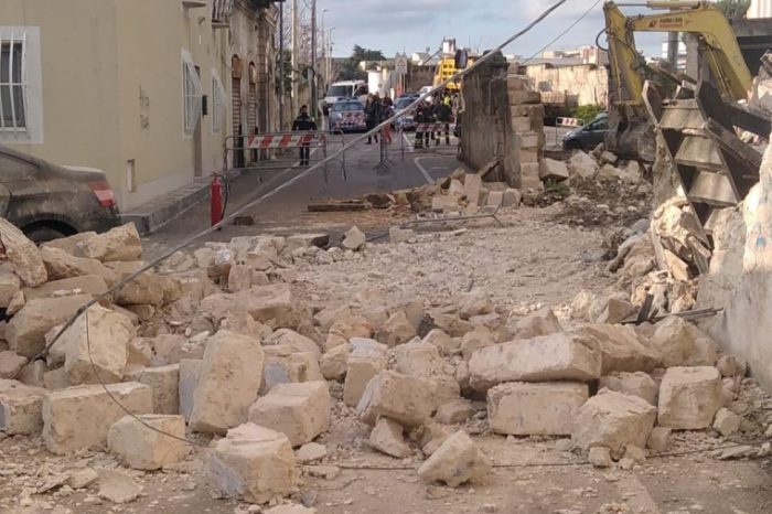 Sventata tragedia a Bari, crollano mura