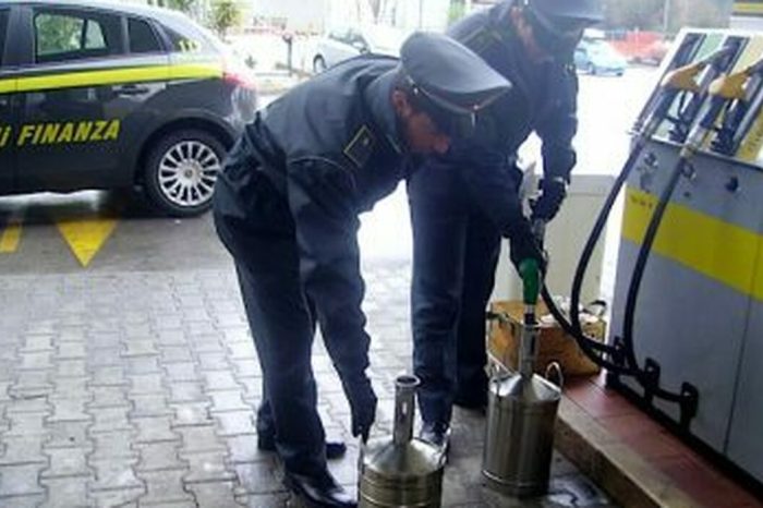 LECCE - Riscontrate violazioni nei confronti di 19 distributori di carburante.