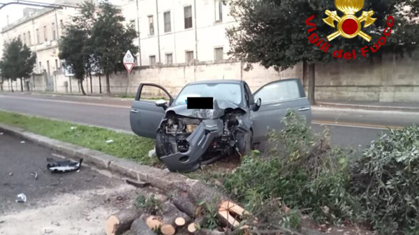 Lecce, 35nne con l'auto contro un albero