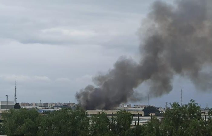 Modugno - Vasto incendio nella zona industriale