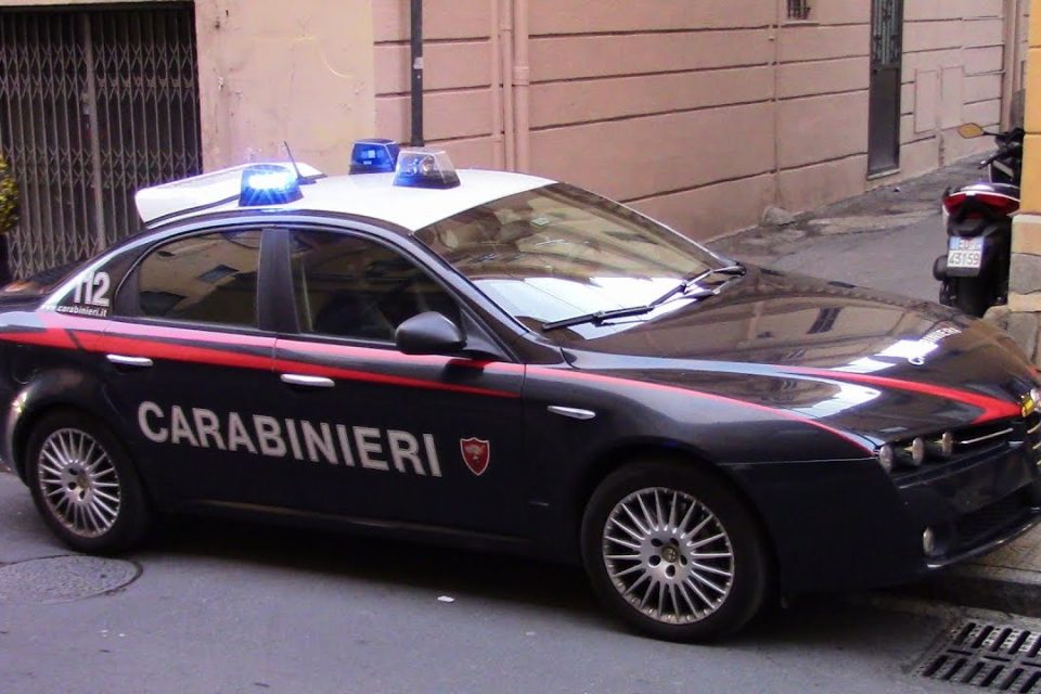 Sorpreso dai Carabinieri a cedere droga