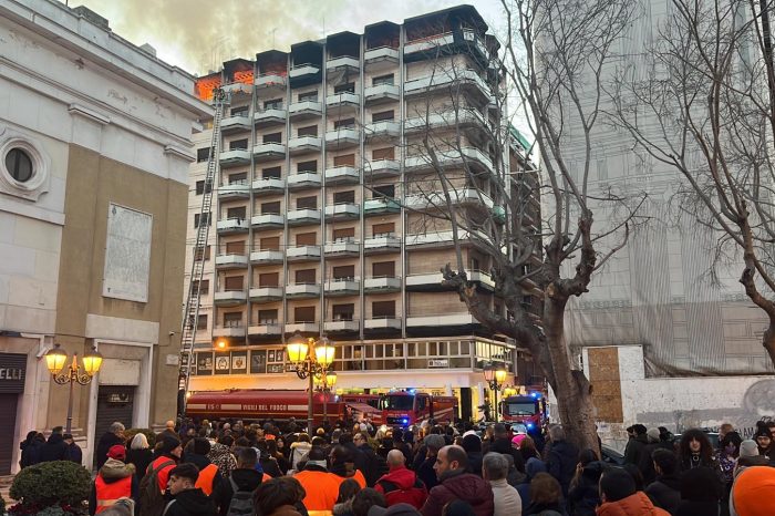 TARANTO - In fiamme intero nono piano di un palazzo in Piazza Carmine: morta carbonizzata una donna
