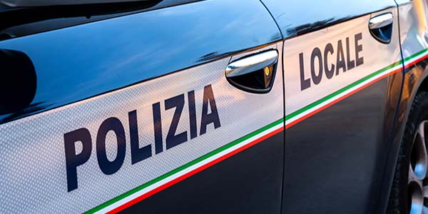 Polizia Locale Cerignola pusher colto in flagrante nella villa comunale.