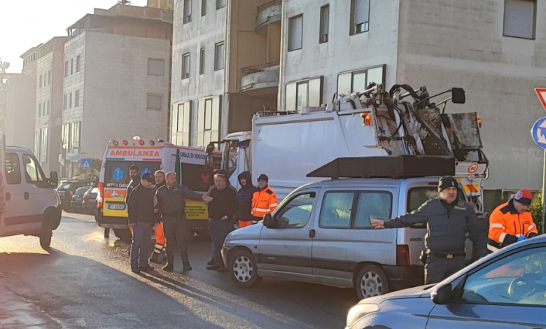 Operatore ecologico investito mentre svuota il cassonetto