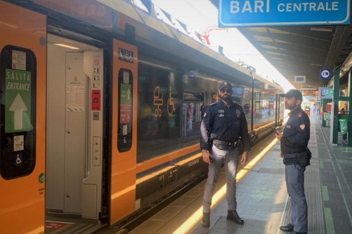 Bari - La polizia ferroviaria riceve le classi della scuola elementare per conoscere il loro lavoro quotidiano