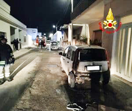 tre auto a fuoco in provincia di Lecce