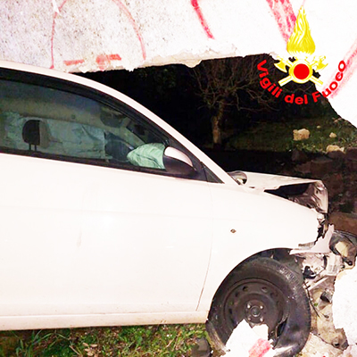 Lecce con l’auto sfonda un muro di cinta