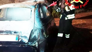 In viaggio con l'auto in fiamme