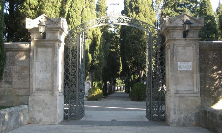 Ingresso principale del cimitero comunale di Martina Franca, luogo oggetto di un recente furto di vasi in rame