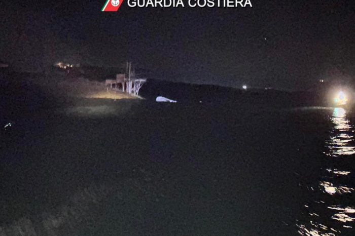 SOS di soccorso alla Capitaneria: "Stiamo affondando"