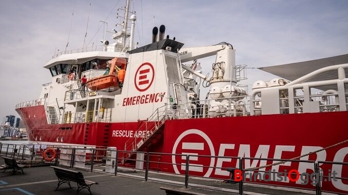 La nave di Emergency approda a Brindisi - 105 persone salvate