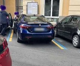 sindaco posteggia in posto riservato donne