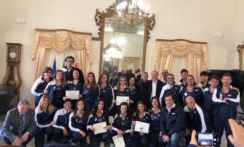 Un pomeriggio speciale quello di mercoledì 5 aprile della squadra di canottaggio femminile specialità lance a 10 remi a sedile fisso della Lega Navale