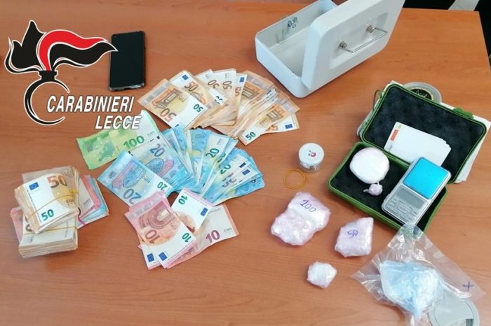 Trovato in possesso di droga e 14mila euro in contati, i carabinieri del leccese lo arrestano