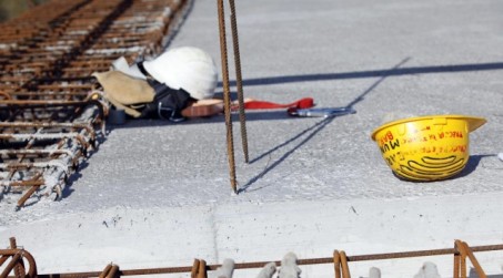 Grave incidente sul lavoro, operaio schiacciato da un camion