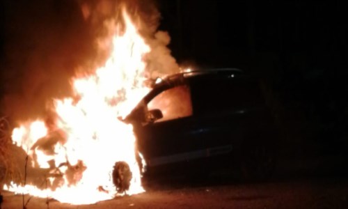 Incendiate due auto di un responsabile della struttura che maltrattava i pazienti psichiatrici