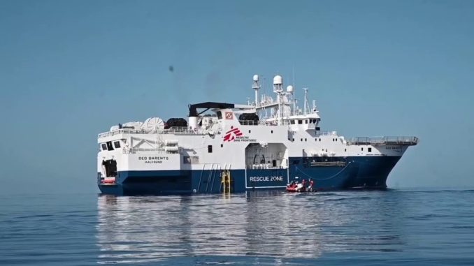 Arriva a Bari la nave Geo Barents con 605 migranti a bordo, tra cui numerosi minori non accompagnati