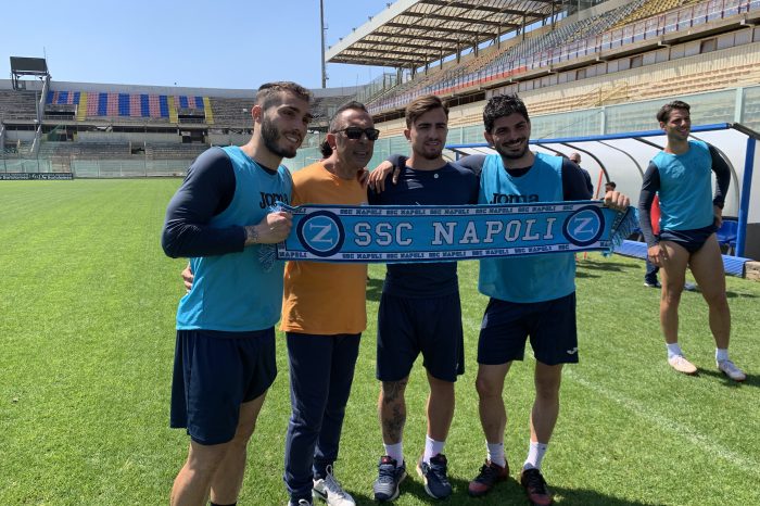 Anche i calciatori del Taranto in campo a festeggiare il Napoli