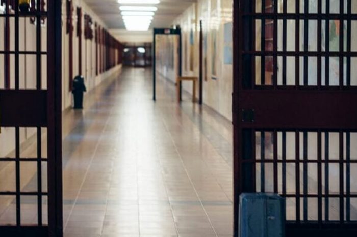 Chiede al detenuto di rientrare in cella : calci e pugni all'agente che finisce in ospedale