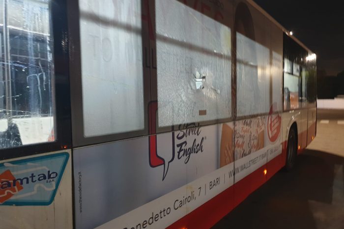 Bus dell'Amtab danneggiato a Bari e autista ferito