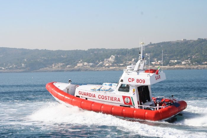 Otranto - Barca a motore si schianta sugli scogli e affonda: due russi salvi