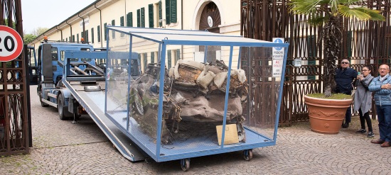 A Mola Di Bari la teca contenente i resti della 4 Savona 15, l' auto di scorta del giudice G. Falcone