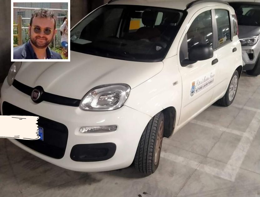 Auto del Comune occupa 3 posti moto nel parcheggio