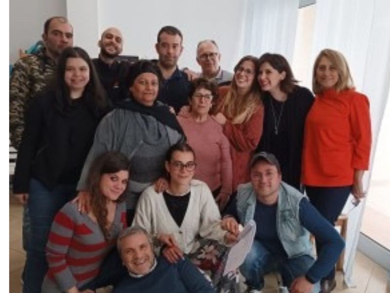 Foto di Gruppo tra i protagonisti della Commedia e gli operatori del centro