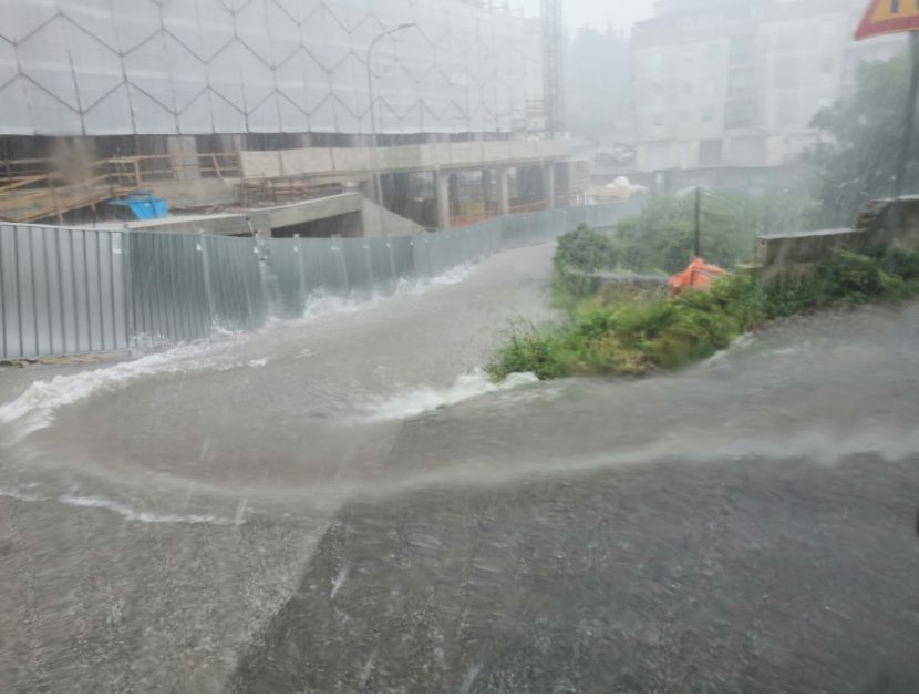 Nella foto l'alluvione a ridosso della cotruzione di 3 piani più attico nell'area della vecchia vetreria, in una zona ad alto e medio rischio idrogelogico