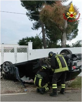 Incidente tra due auto: bimbo di 10 anni estratto dalle lamiere, morto il padre che era alla guida