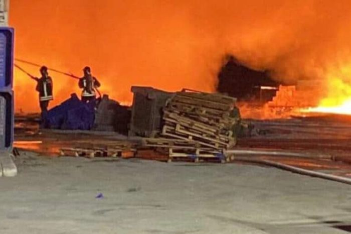 Incendio in un'azienda di ortofrutta a Canosa di Puglia, intervento dei Vigili del fuoco