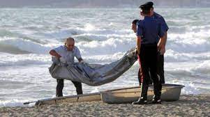 Cadavere di donna riaffiora dal mare: giallo a Taranto