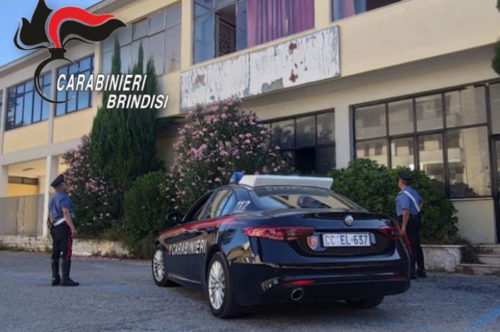 Due carrelli della spesa pieni: due uomini e una donna arrestati dai carabinieri