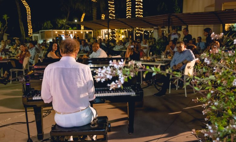 Memo Remigi ha incantato il numeroso pubblico presente alla Casina Municipale registrando il tutto esaurito