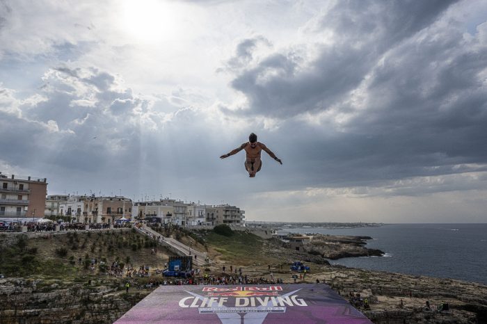 Trionfo degli atleti internazionali nella terza tappa del Red Bull Cliff Diving World Series 2023 a Polignano A Mare
