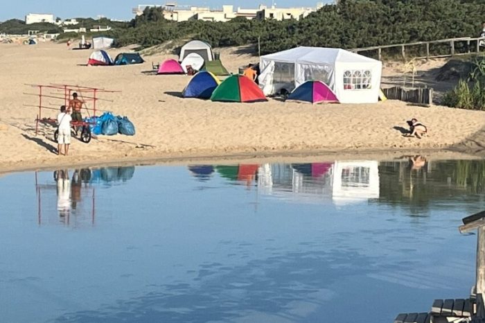 30 metri di gazebo sulla spiaggia: famiglia multata con 500 euro