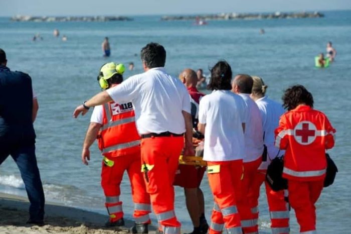Tragedia in mare: Bimbo muore annegato sotto gli occhi dei suoi amichetti