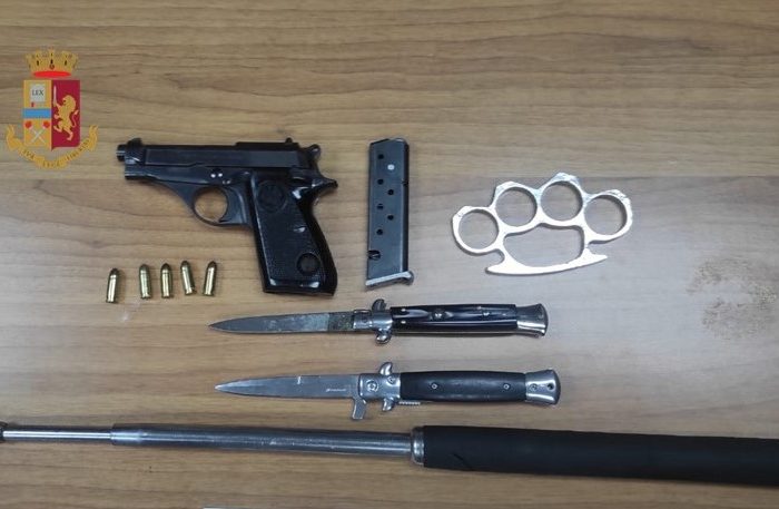 Motociclista armato e carico di armi, 35enne arrestato dalla Polizia di Stato