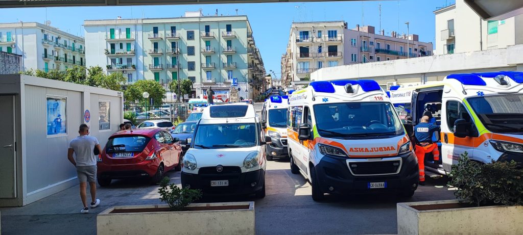 Un numero imponente di ambulanze e mezzi di soccorso affluiscono a Martina Franca da tutta la provincia, illustrando in maniera tangibile il sovraffollamento del Pronto Soccorso locale e mettendo in luce le inefficienze dell'azione amministrativa.