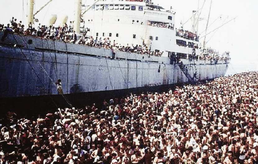 La nave Vlora quando sbarcò a Bari
