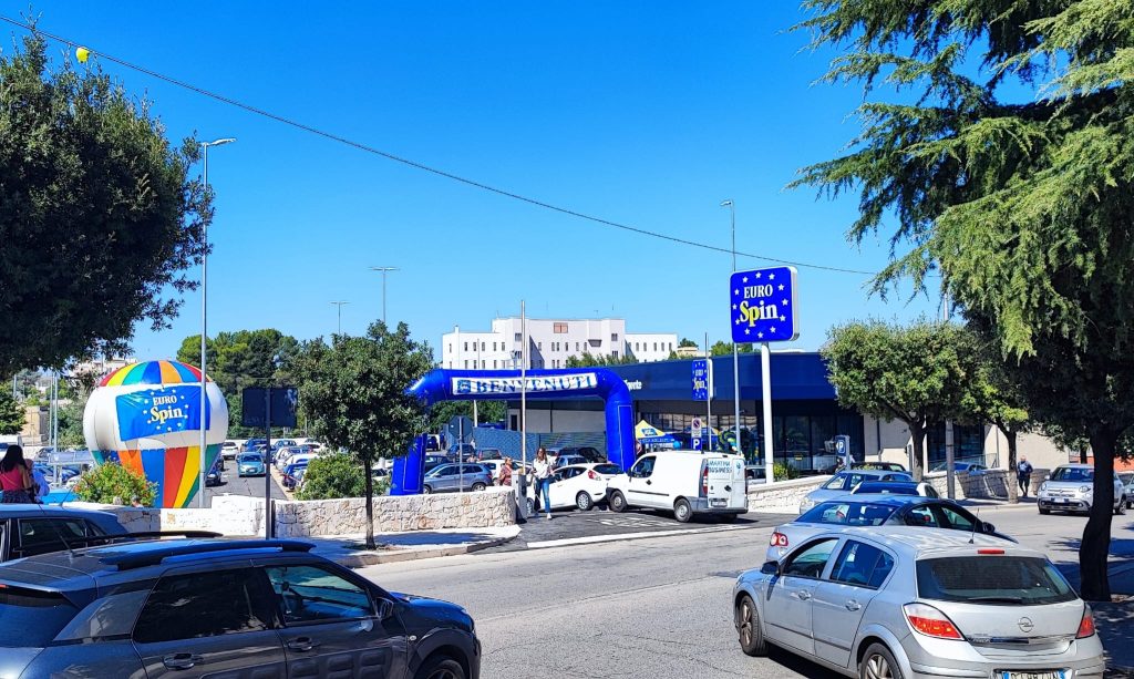 Mega Store a Martina Franca: Città bloccata con sottofondo di clacson.